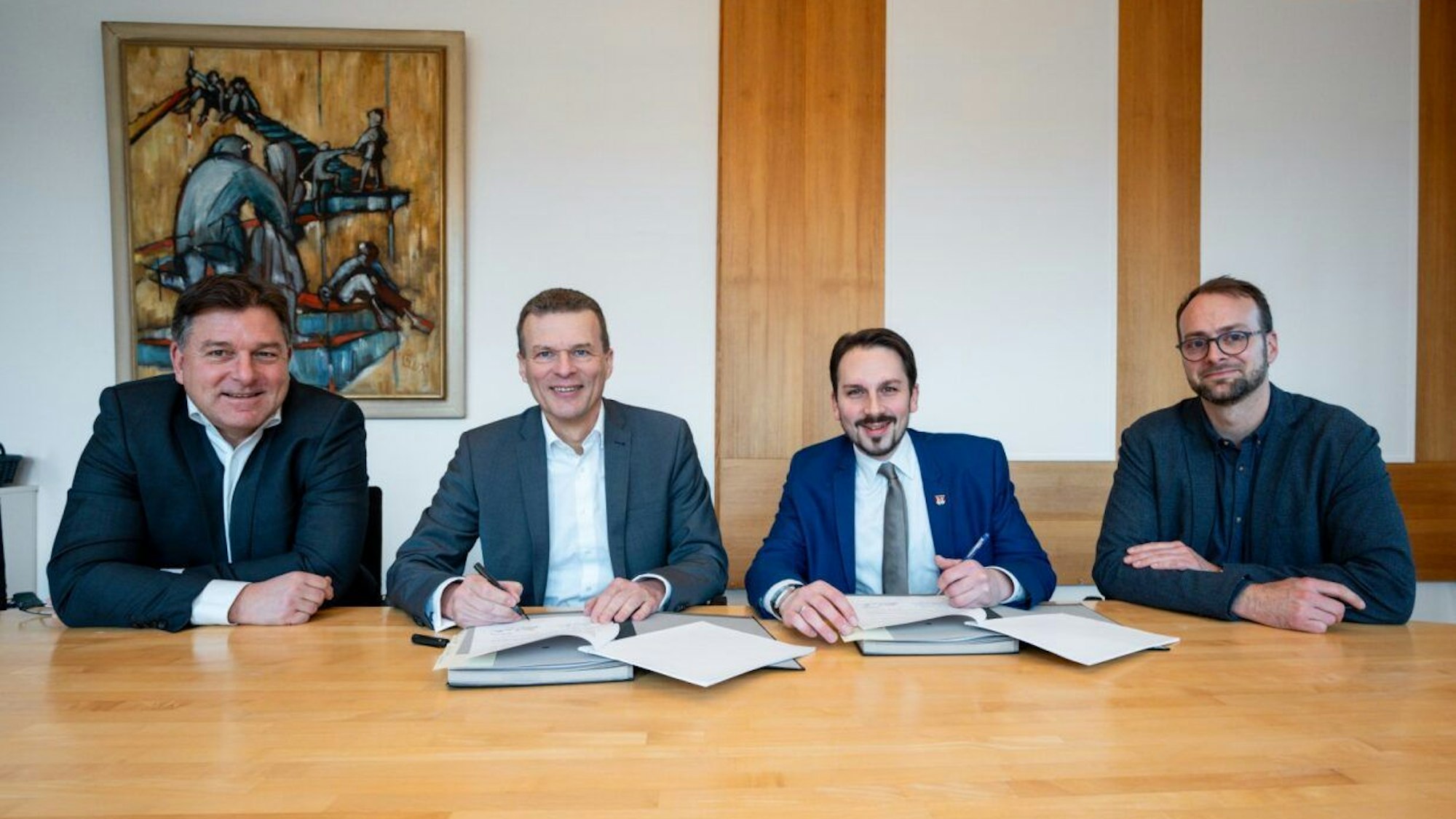 Vertrgasunterzeichnung im Niederkasseler Rathaus mit Karsten Mohr (Bereichsleiter Bauwens Construction), Oliver Schmitt (Geschäftsführer Bauwens
Construction), Matthias Großgarten (Bürgermeister der Stadt Niederkassel), René Böhmer (Leitung des Fachbereichs Hochbau und Gebäudewirtschaft, Stadt Niederkassel (v.l.).