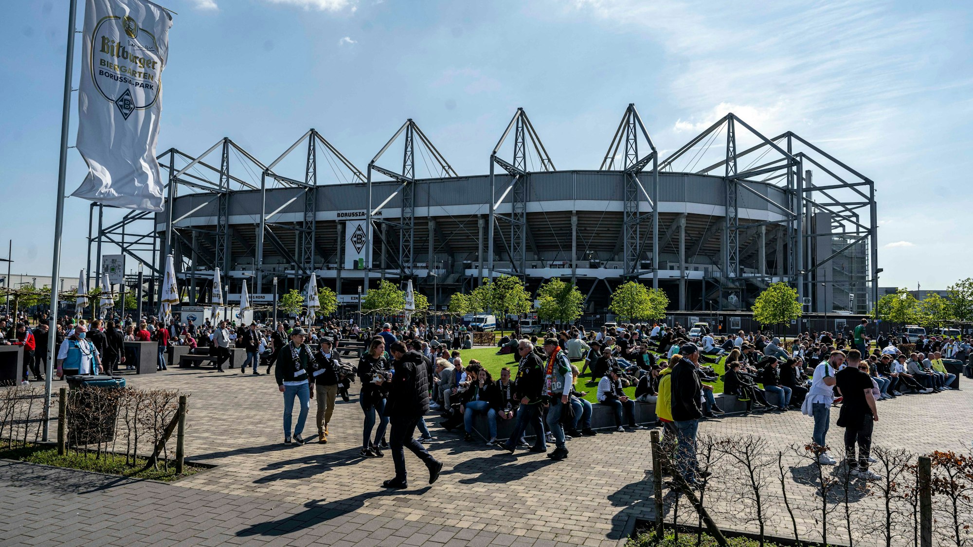 Fans von Mönchengladbach versammeln sich vor der Öffnung des Stadions.
