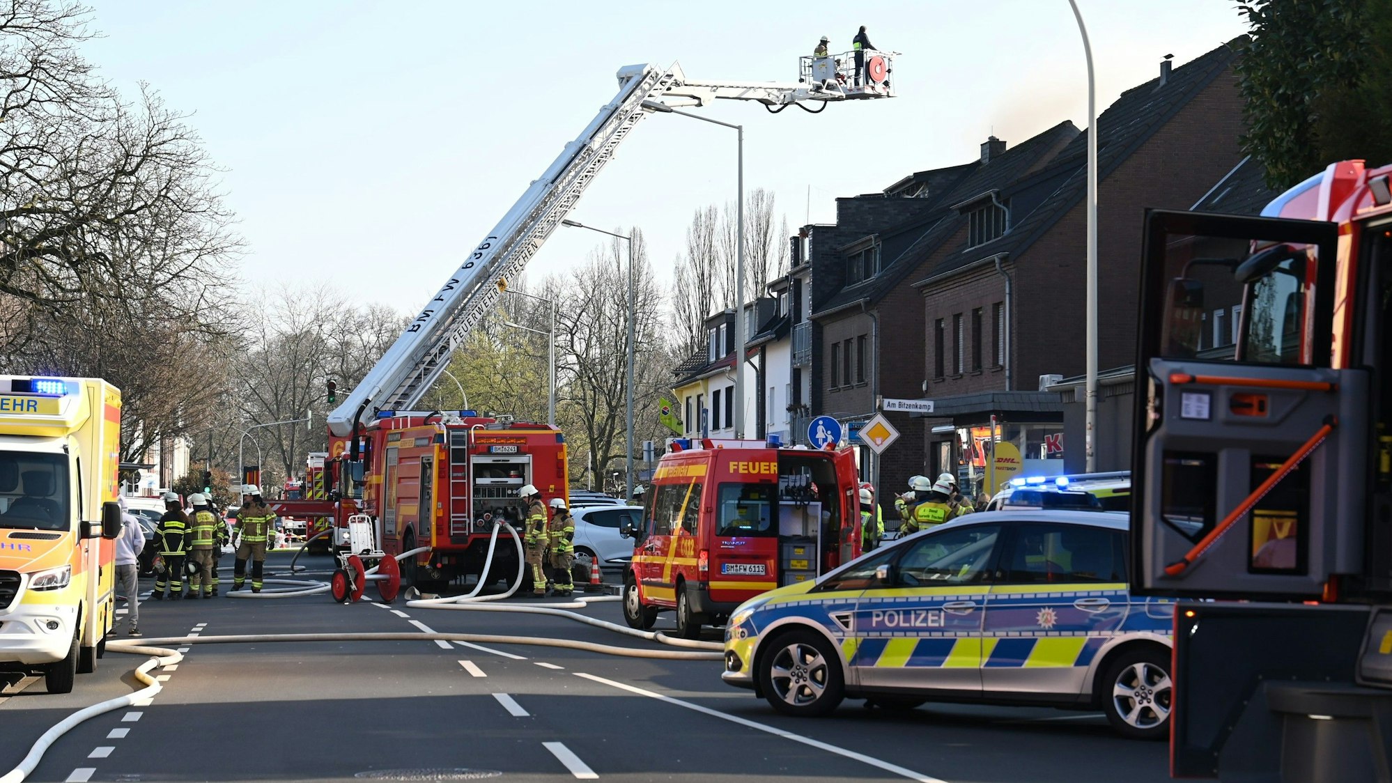 Auf dem Bild sind die Löschfahrzeuge zu sehen.