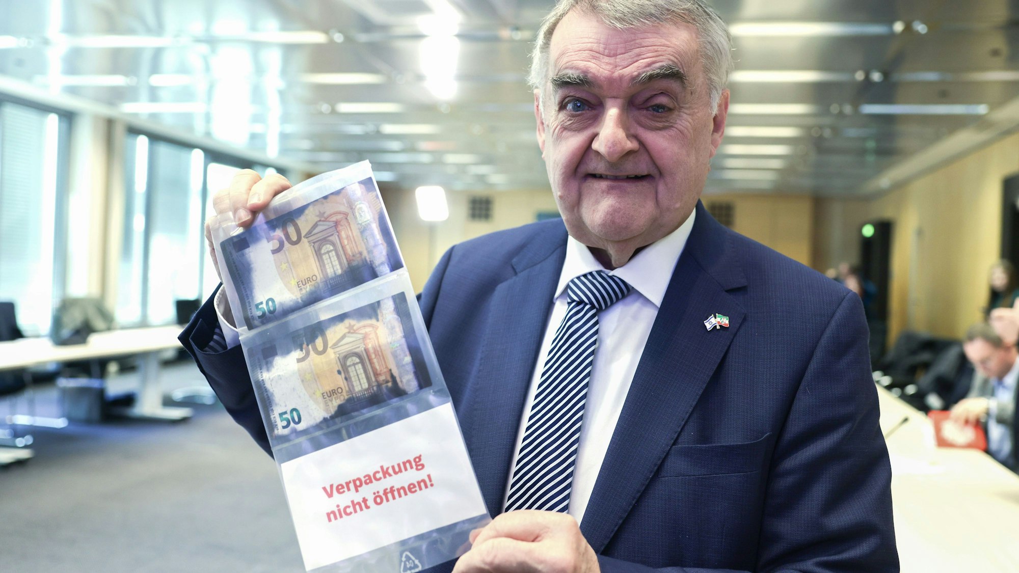 08.03.2024, Nordrhein-Westfalen, Düsseldorf: Herbert Reul (CDU), Innenminister, zeigt eingefärbte Banknoten bei der Vorstellung der Zwischenbilanz der Sonderkommission zur Bekämpfung und Ermittlung von Geldautomatensprengungen (BEGAS).