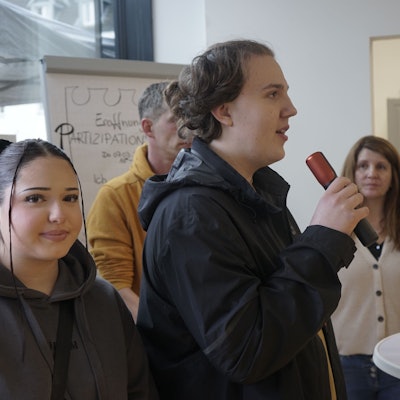 Zwei Schüler aus Kerpen im neuen Partizipationsbüro.