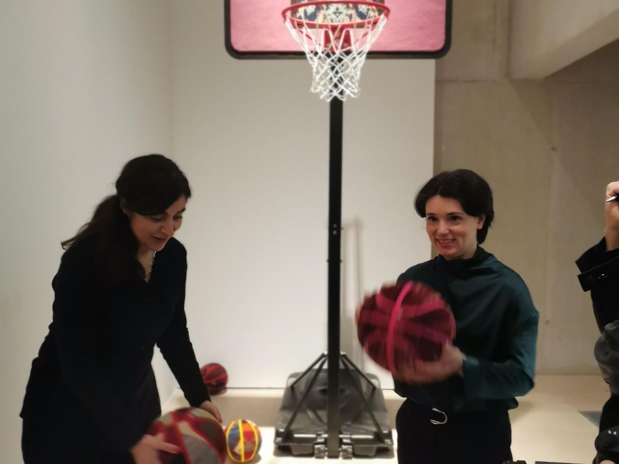 Auf dem Bild wird das Indoor-Basketballspiel getestet.