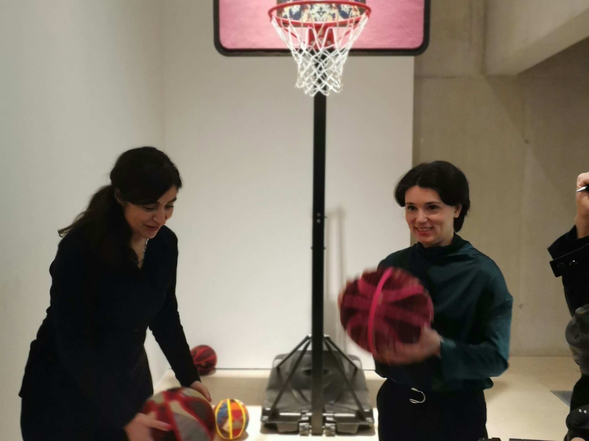 Auf dem Bild wird das Indoor-Basketballspiel getestet.