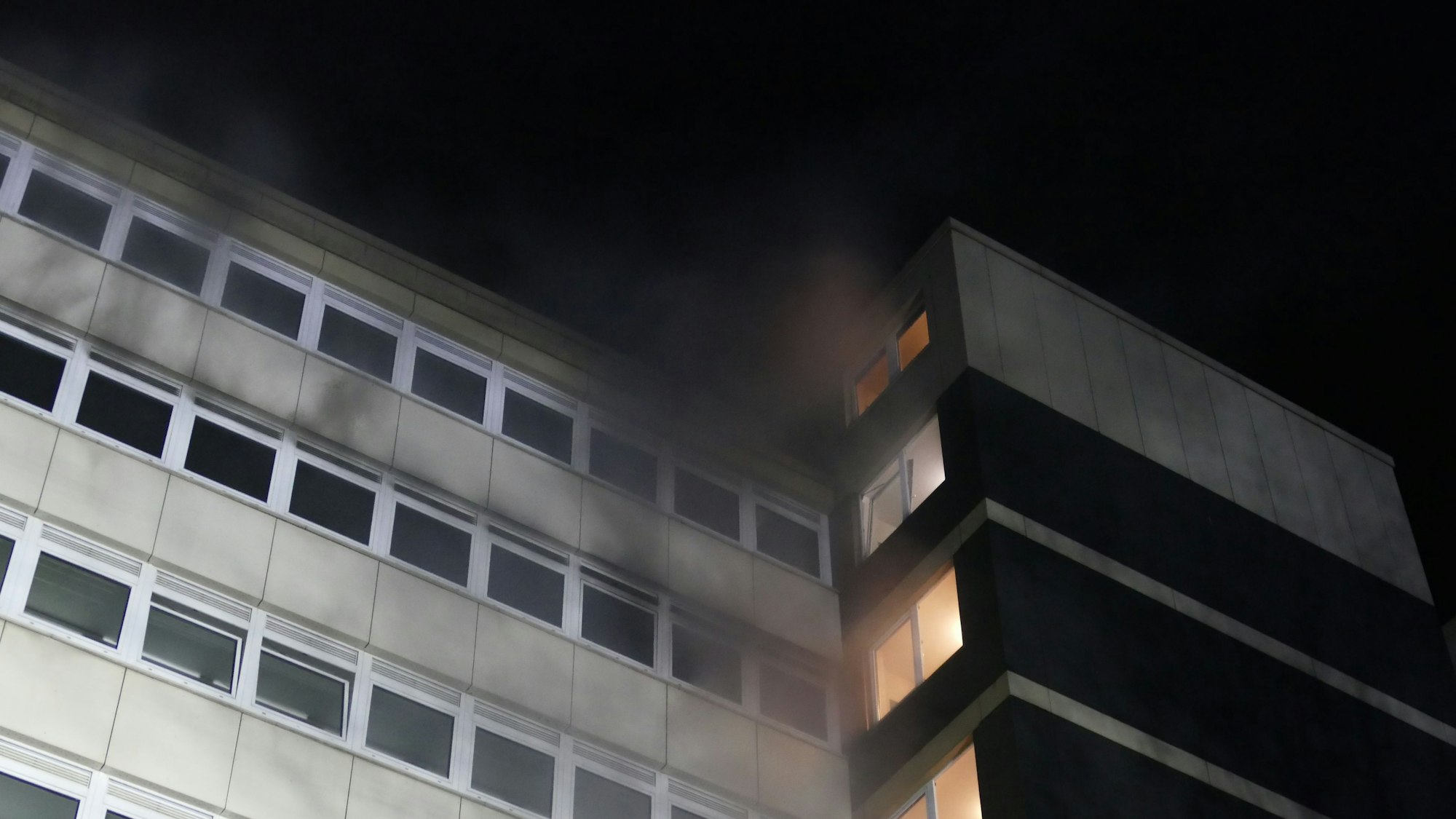 Rauch dringt aus einem Hochhaus.