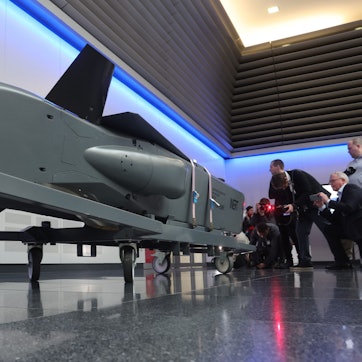 ARCHIV - 05.03.2024, Bayern, Schrobenhausen: Ein Ausstellungsstück eines Taurus KEPD 350 Marschflugkörpers ist im Showroom des Rüstungsunternehmens MBDA ausgestellt.