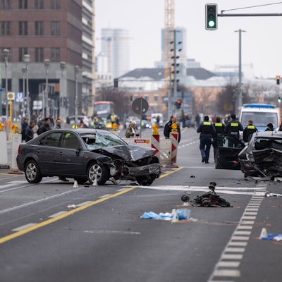 Polizisten stehen an einer Unfallstelle in der Leipziger Straße in Berlin. Bei dem schweren Unfall in Berlin-Mitte sind vier Ein Kennzeichen wurde aus rechtlichen Gründen gepixelt +++ dpa-Bildfunk +++