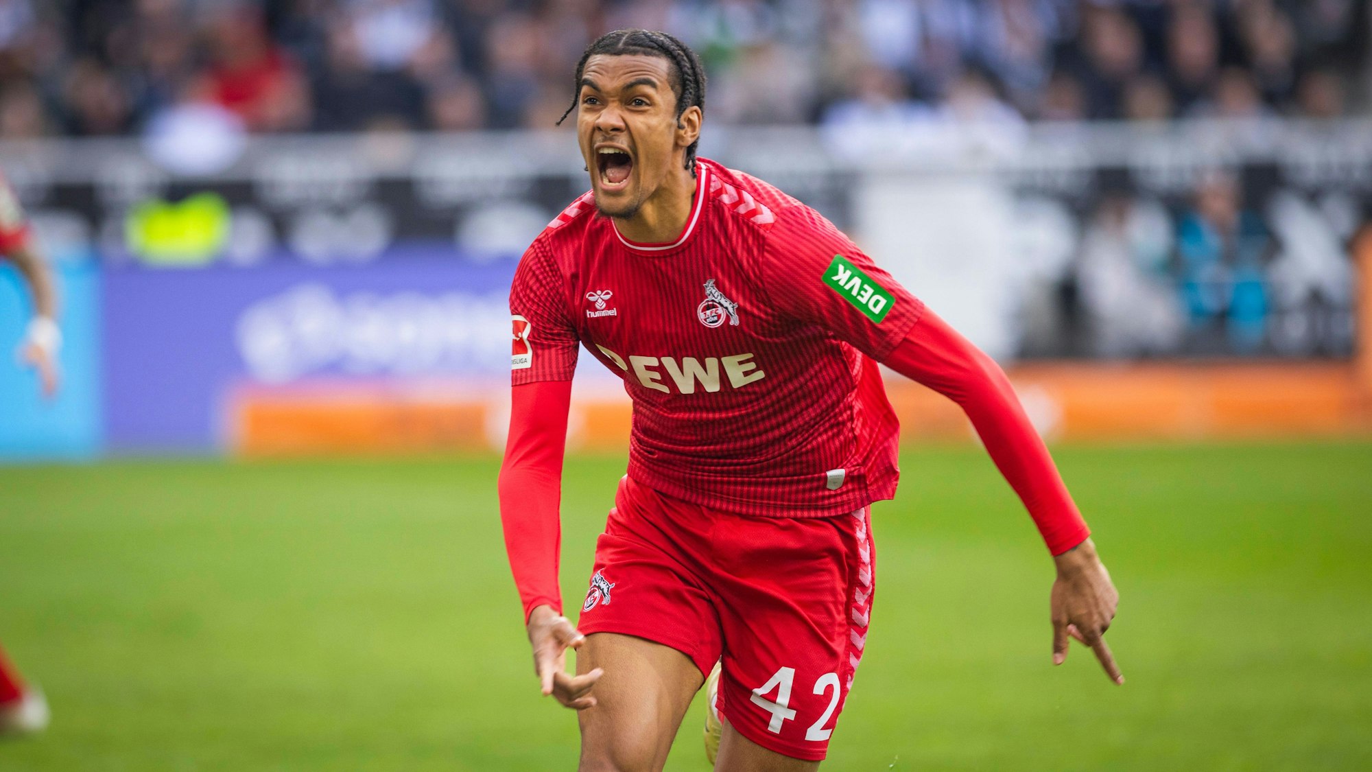 Kölns Damion Downs jubelt nach seinem Treffer gegen Borussia Mönchengladbach.