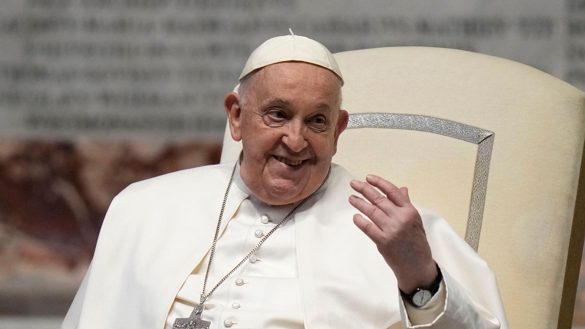 Papst Franziskus gestikuliert vor einer Messe im Petersdom, in der Monsignore Turturro, der apostolische Nuntius von Paraguay, zum Bischof geweiht wird.