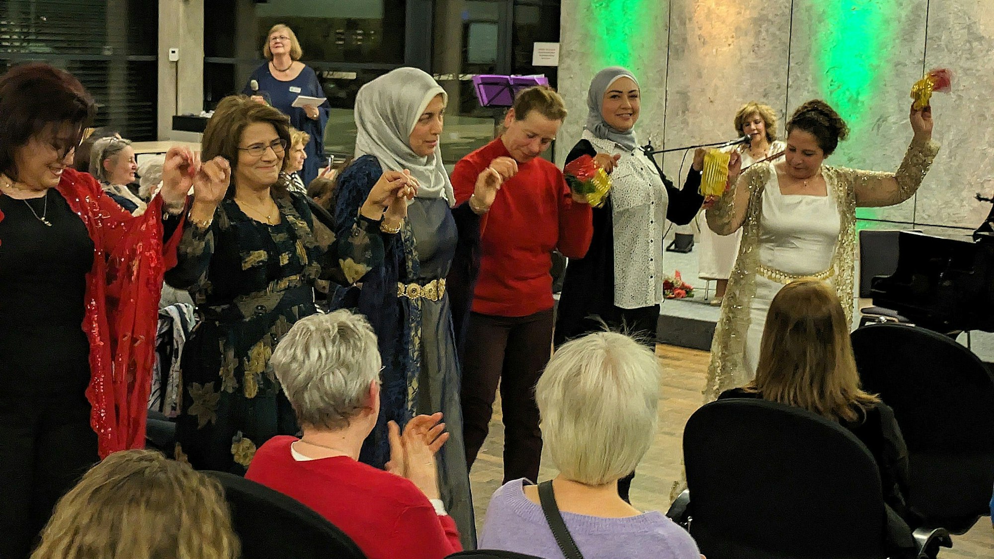 10. März 2024. Bornheim. Musik, Tanz und einen lockeren Austausch gab es anlässlich des Weltfrauentags organisiert vom Frauen-Netzwerk Bornheim im Ratssaal. Foto: Frank Engel-Strebel