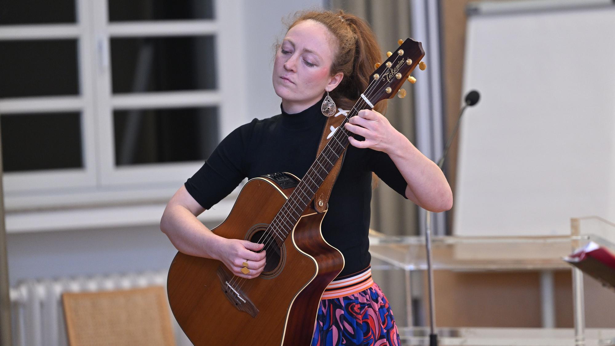 Das Foto zeigt Musikerin Josefin Rabehl bei ihrem Vortrag in Bensberg