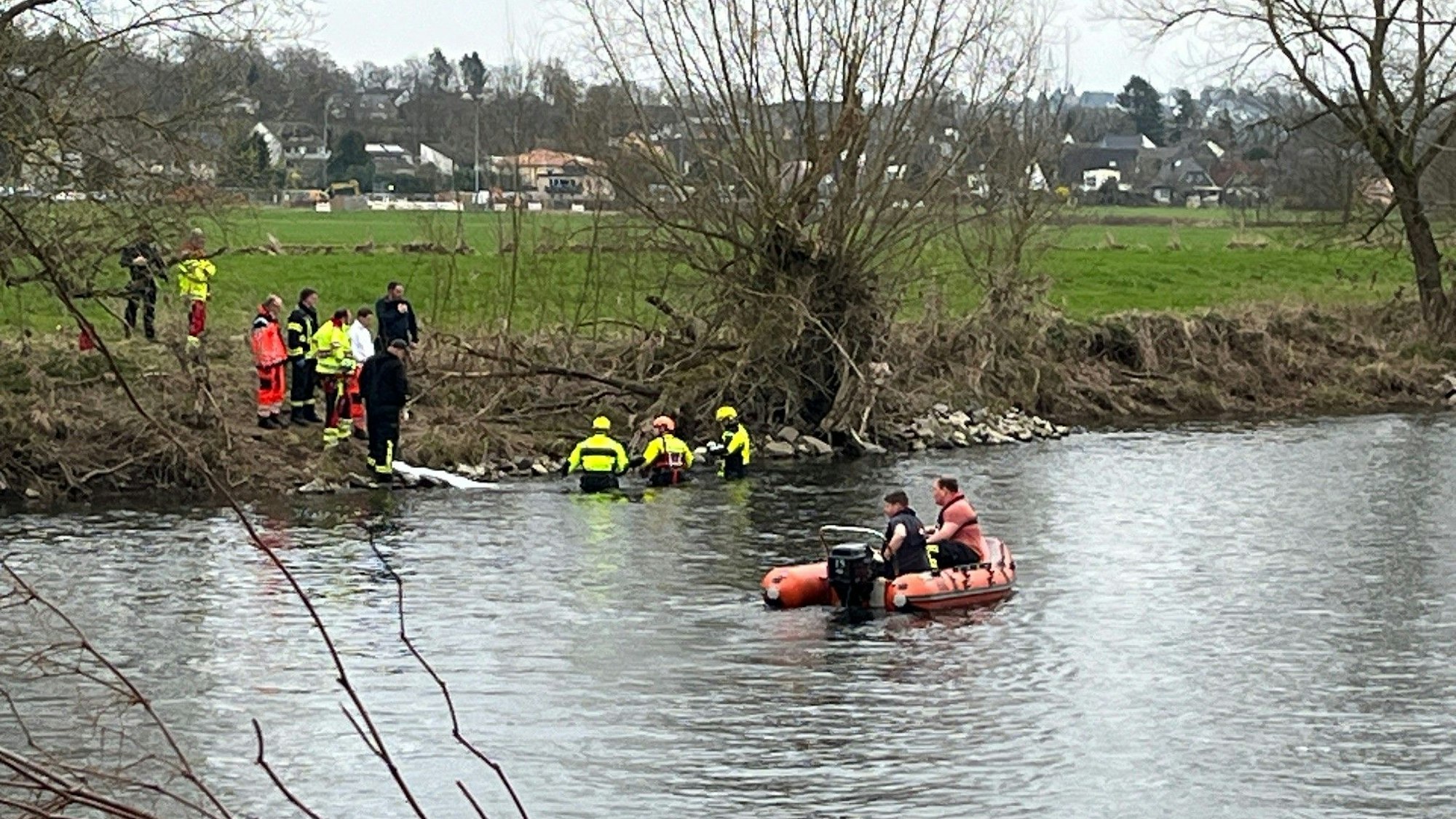 Einsatzkräfte der Hennefer Feuerwehren bergen am Sonntagnachmittag die Leiche der 79-jährigen Frau, die seit dem 29. Februar vermisst wurde, aus der Sieg.