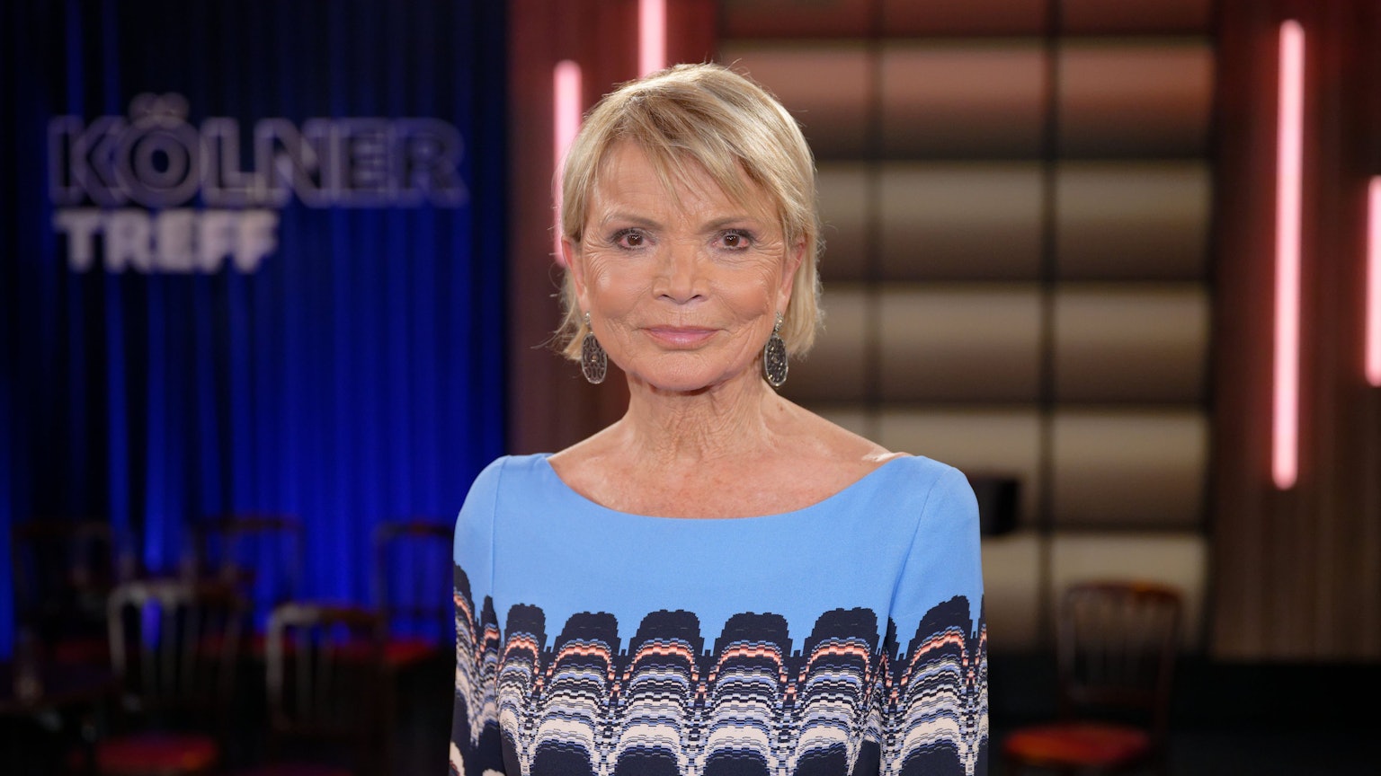 Uschi Glas, Schauspielerin, steht nach der Aufzeichnung der WDR Talkshow „Kölner Treff“ im Studio. Während der Sendung hatte sie mit ihrer offenbar unbedachten Wortwahl für Irritation gesorgt.