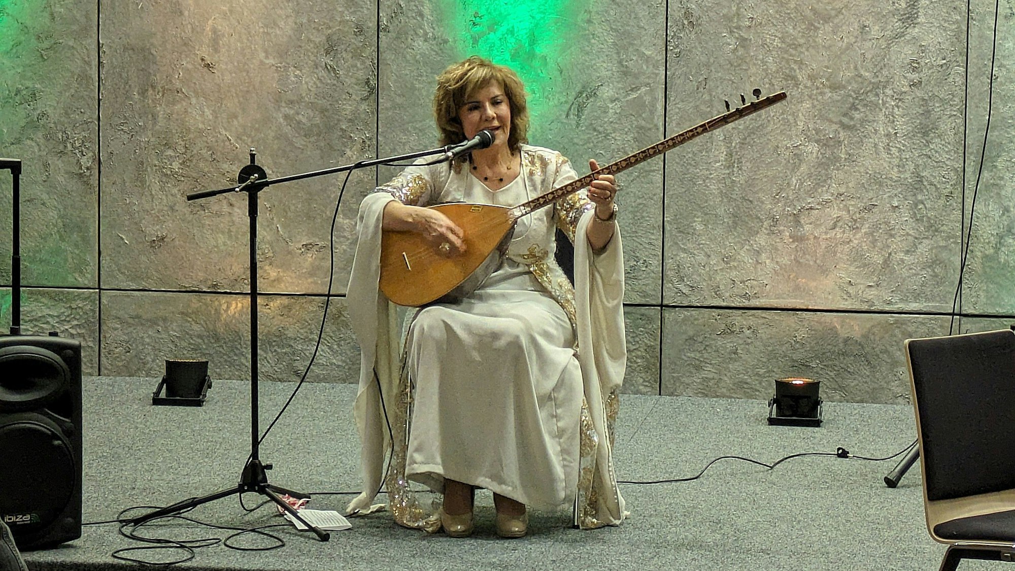10. März 2024. Bornheim. Auf Einladung des Frauen-Netzwerks Bornheim zum Weltfrauentag sang auch die Waldorfer Sängerin Evina Welat. Foto: Frank Engel-Strebel