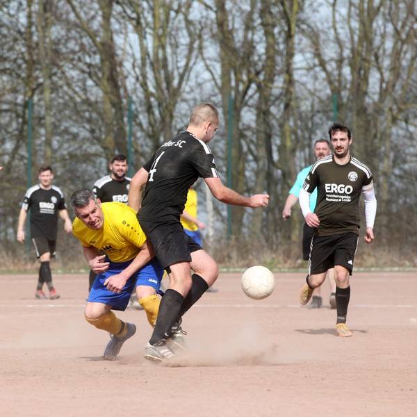 Dominik Pütz geht nach einem Kontakt mit einem Kaller Gegenspieler zu Boden.
