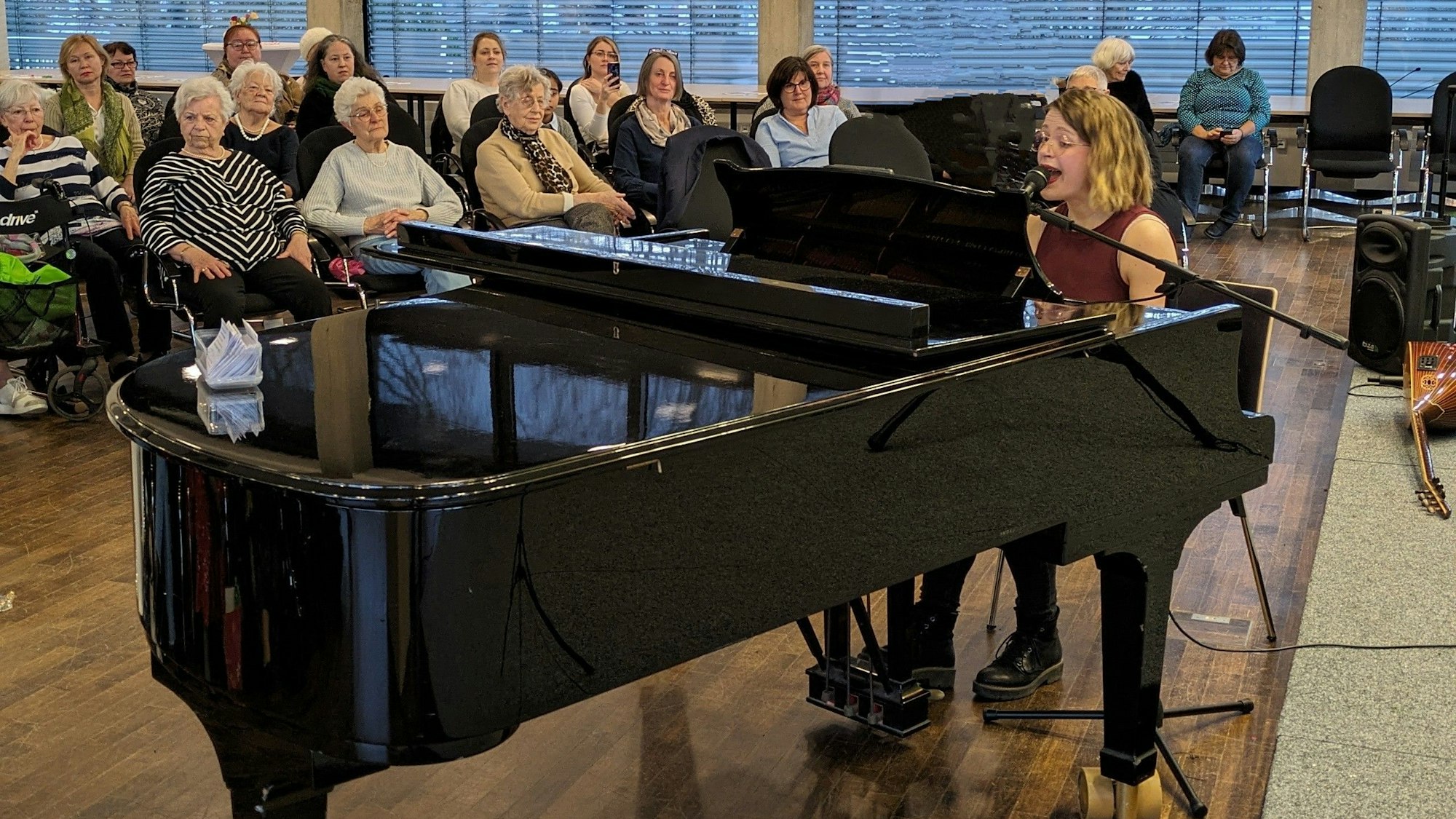 10. März 2024. Bornheim. Auf Einladung des Frauen-Netzwerks Bornheim zum Weltfrauentag sang auch die Leverkusener Sängerin Leave. Foto: Frank Engel-Strebel