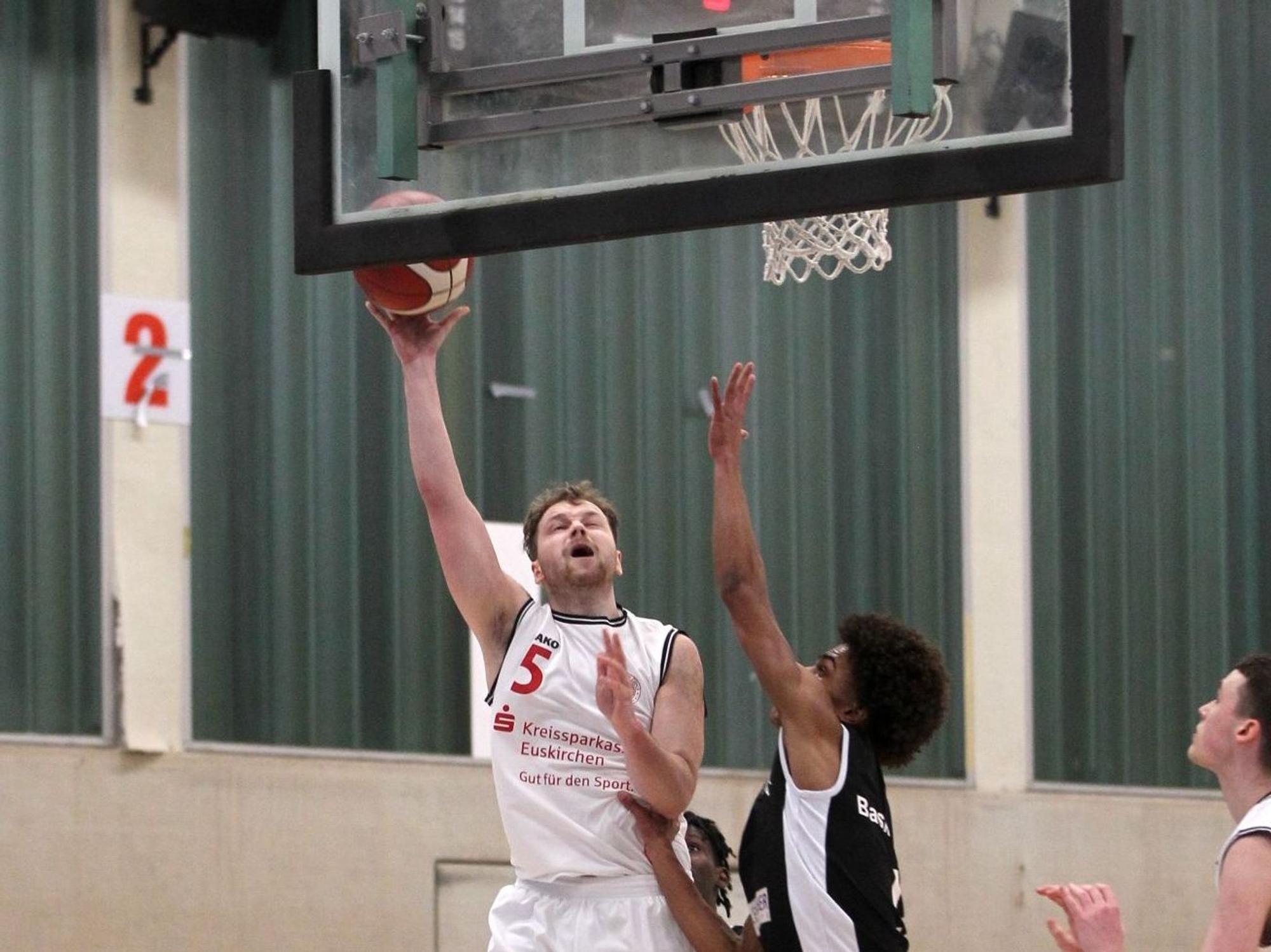Philipp Greuel steigt zum Korb hoch.