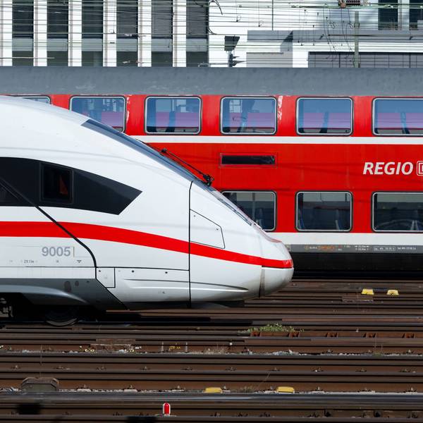 Züge der Deutschen Bahn (DB) stehen auf den Gleisen in der Nähe des Hauptbahnhofs. (Symbolbild)