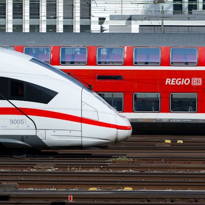 Züge der Deutschen Bahn (DB) stehen auf den Gleisen in der Nähe des Hauptbahnhofs. (Symbolbild)