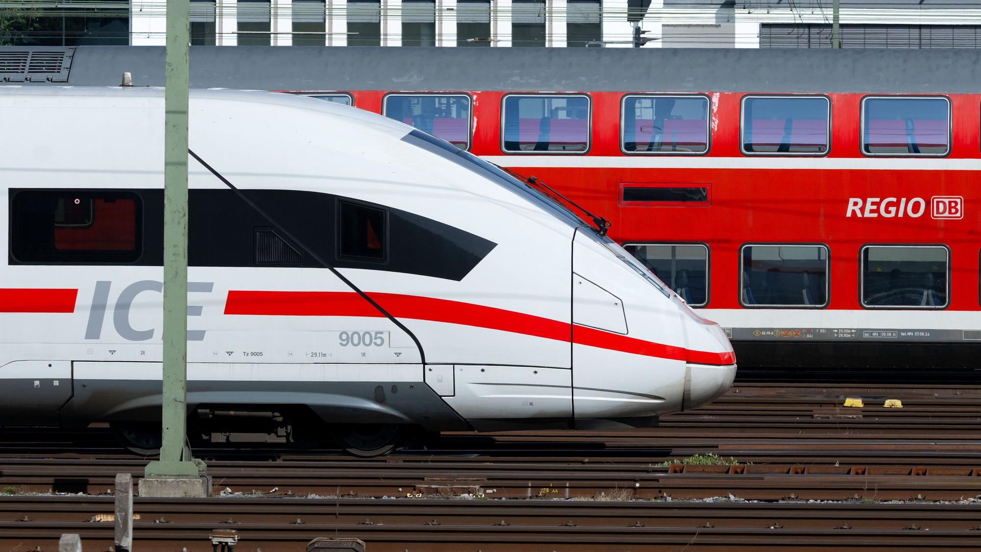 Züge der Deutschen Bahn (DB) stehen auf den Gleisen in der Nähe des Hauptbahnhofs. (Symbolbild)