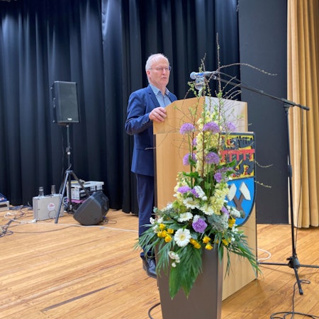 Hans-Peter Schick, der Bürgermeister von Mechernich, steht an einem Rednerpult.