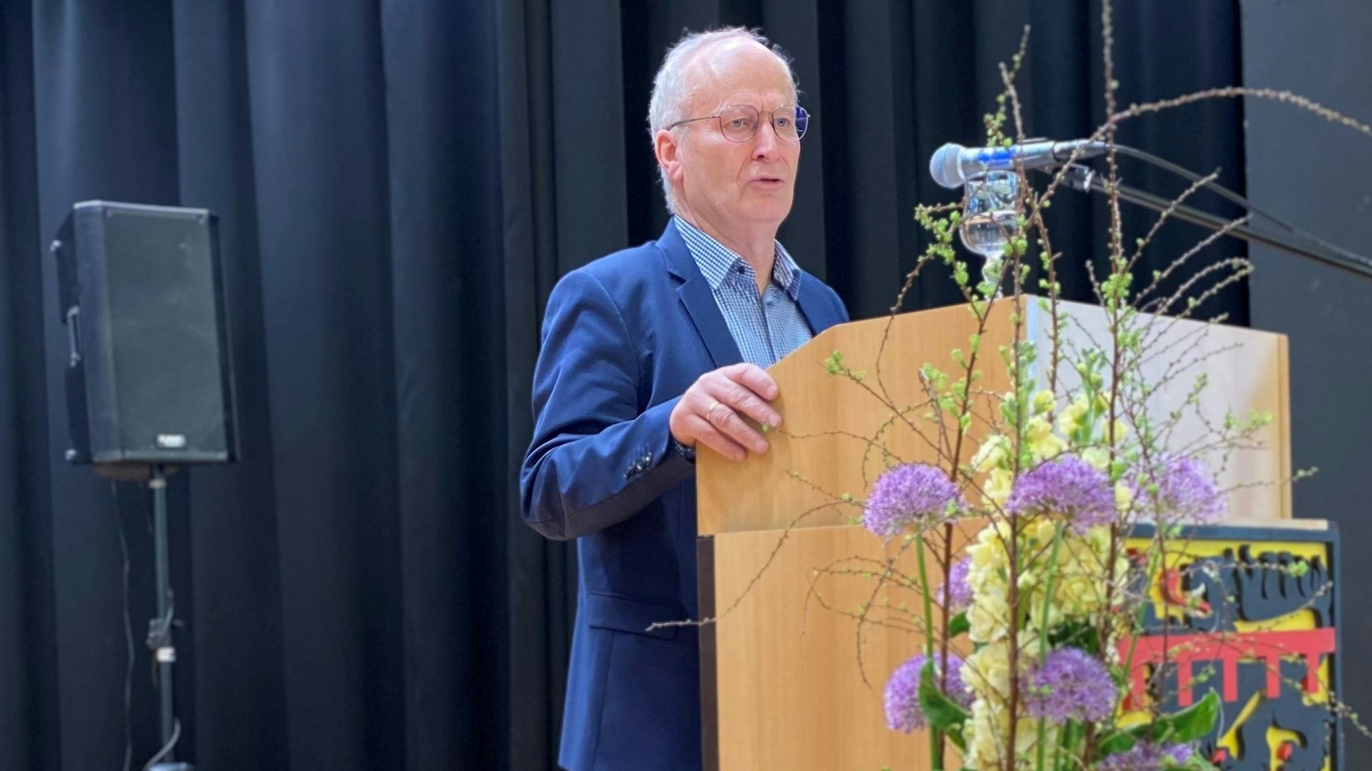 Hans-Peter Schick, der Bürgermeister von Mechernich, steht an einem Rednerpult.