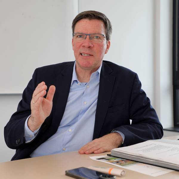 Landrat Stephan Santelmann sitzt an einem Tisch im Kreishaus am Rübezahlwald in Bergisch Gladbach und spricht.