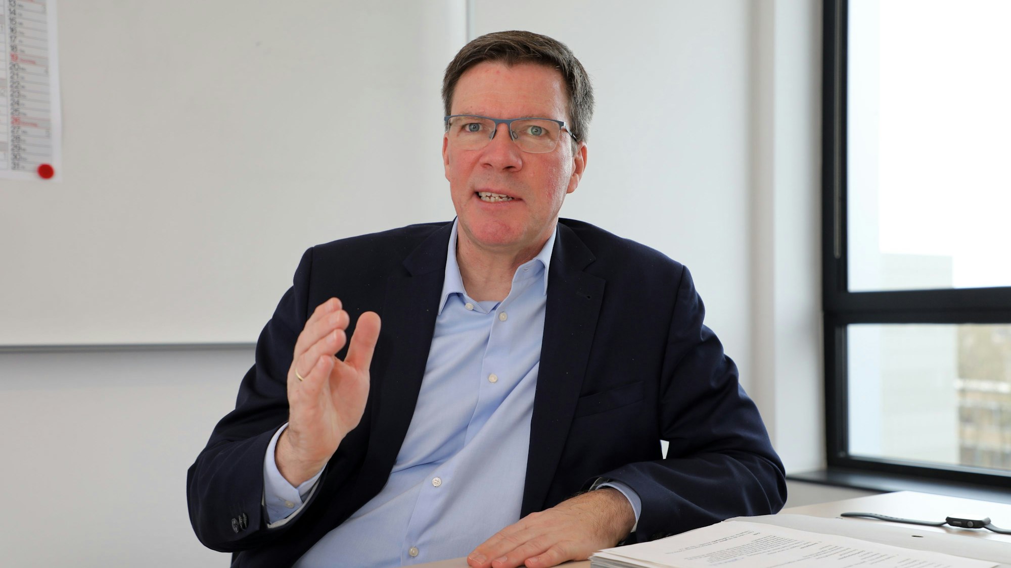 Landrat Stephan Santelmann sitzt in seinem Büro.