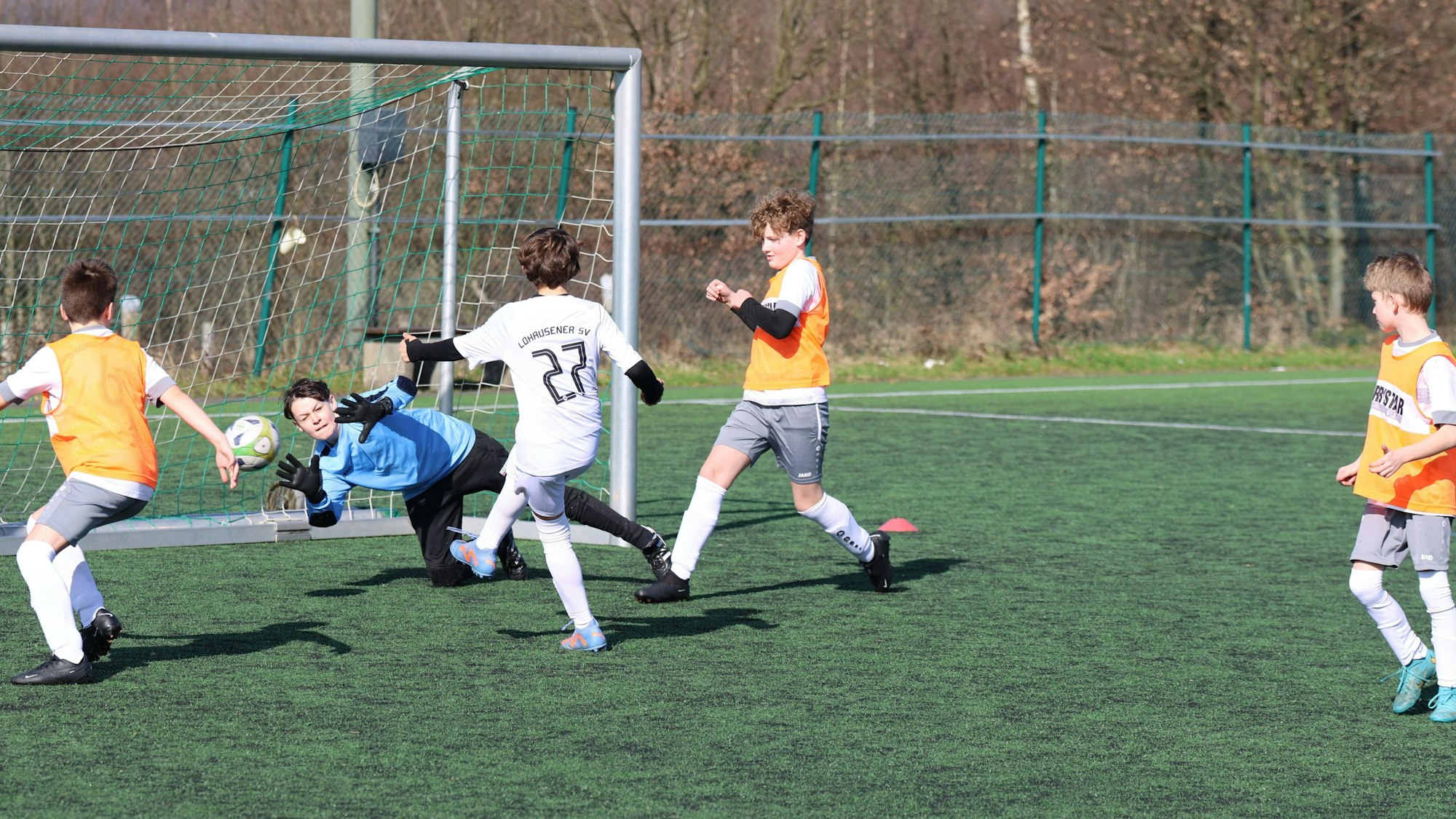 Zwei Kinder-Fußballmannschaften spielen gegeneinander.