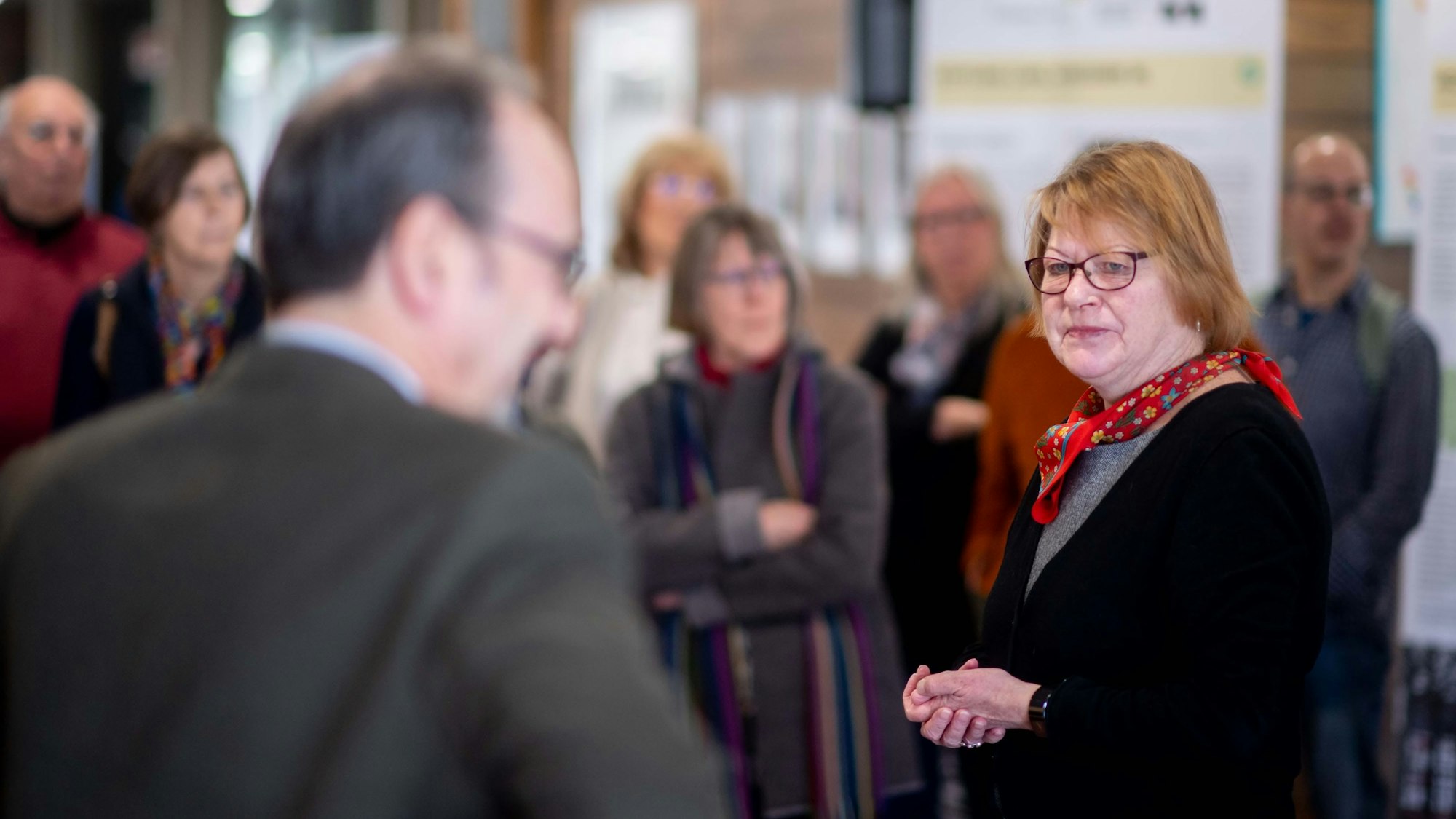 In einer Runde von Menschen steht Gabriele Rünger im Euskirchener Kreishaus.
