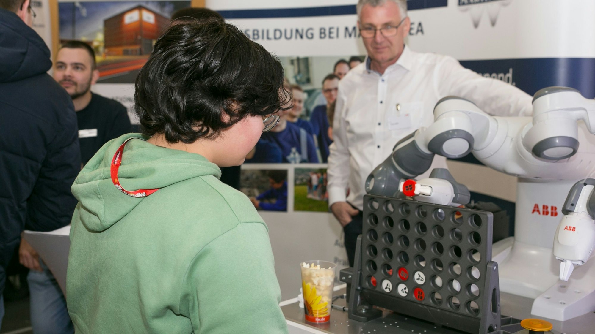 Am Stand der Firma Metalsa auf der Ausbildungsbörse in der Burstenhalle Bergneustadt.