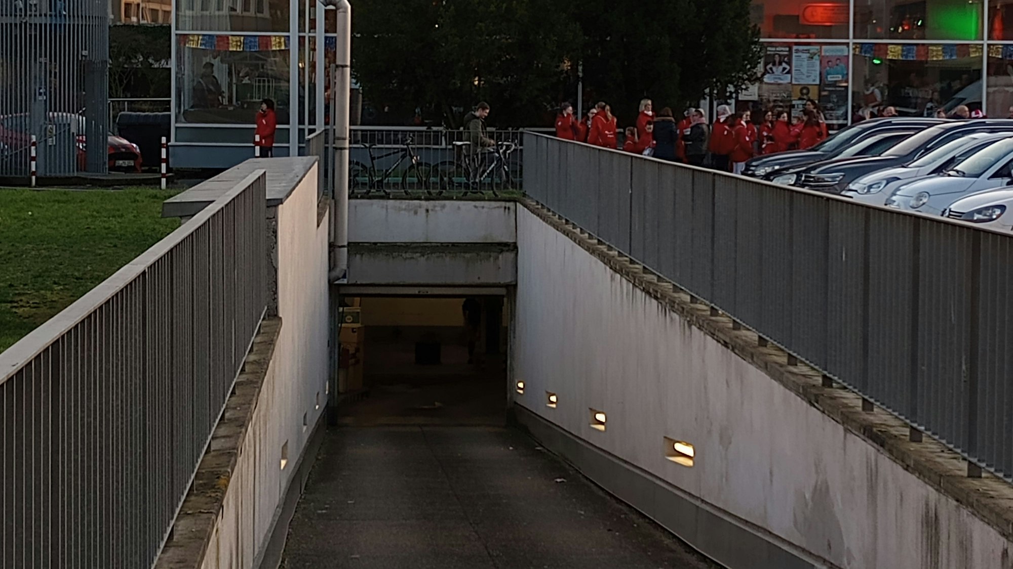 Blick auf eine schmale Tiefgarageneinfahrt