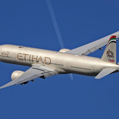 Eine Boeing 777 der arabischen Fluggesellschaft Etihad kreuzt kurz nach dem Start die Flugspur einer Maschine, die deutlich höher über dem Passagierflugzeug hinwegfliegt. Über dem Pazifik sind zwei Passagierflugzeuge beinahe miteinander zusammengestoßen.