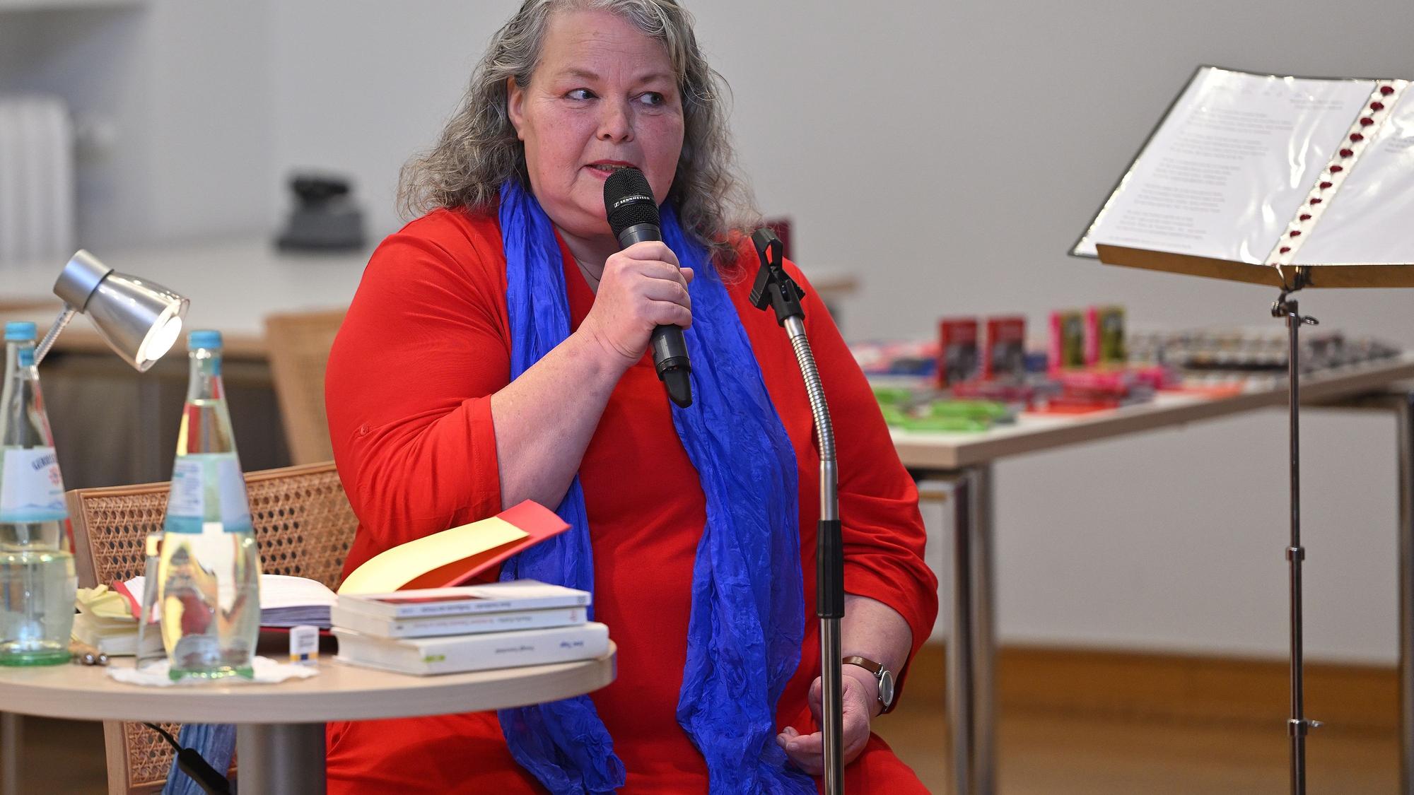 In der Bensberger Thomas-Morus-Akademie spricht Caroline Vongries am Mikrofon über "Starke Frauen Europas".