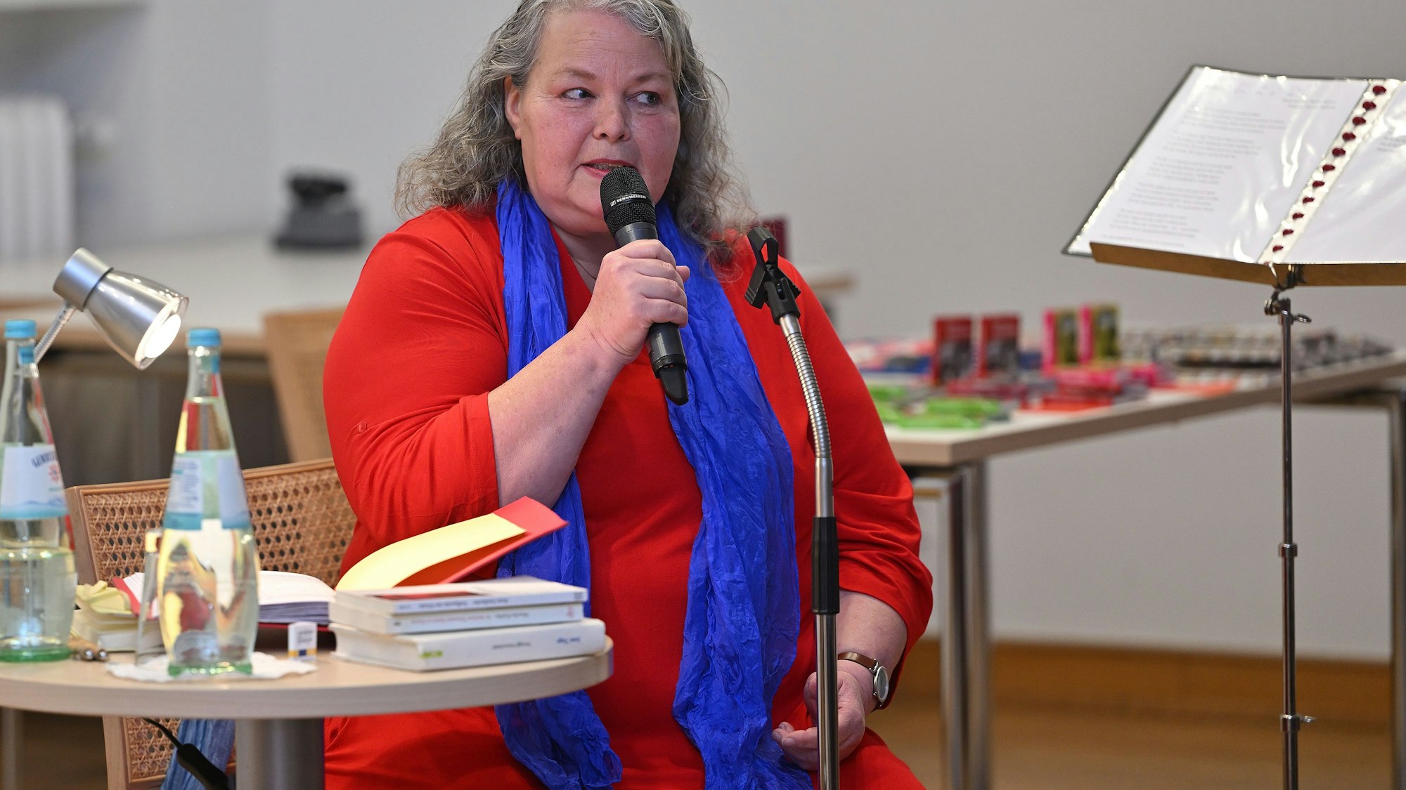 In der Bensberger Thomas-Morus-Akademie spricht Caroline Vongries am Mikrofon über "Starke Frauen Europas".