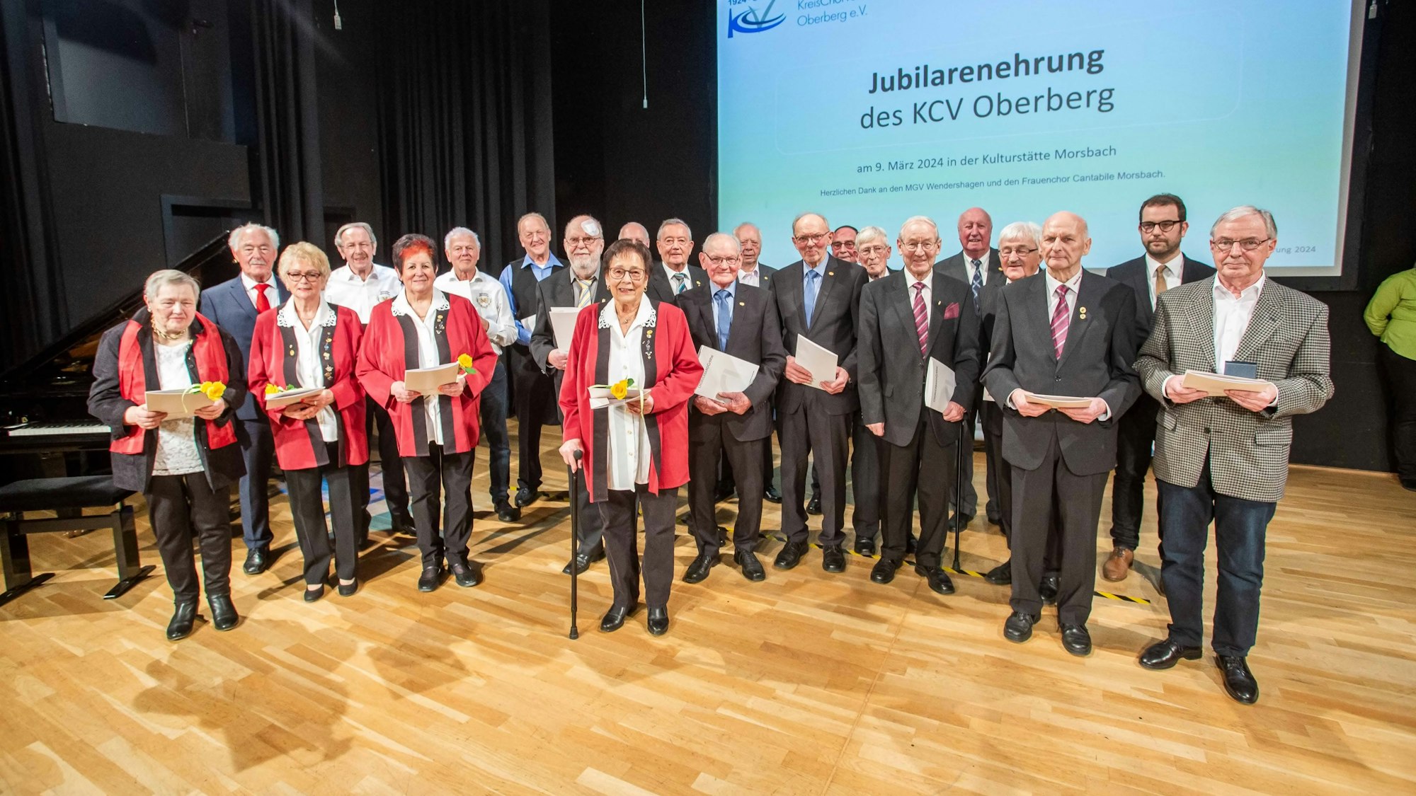 Für 40 und 50 Jahre aktive Mitgliedschaft in ihren Chören wurden diese Sängerinnen und Sänger geehrt.