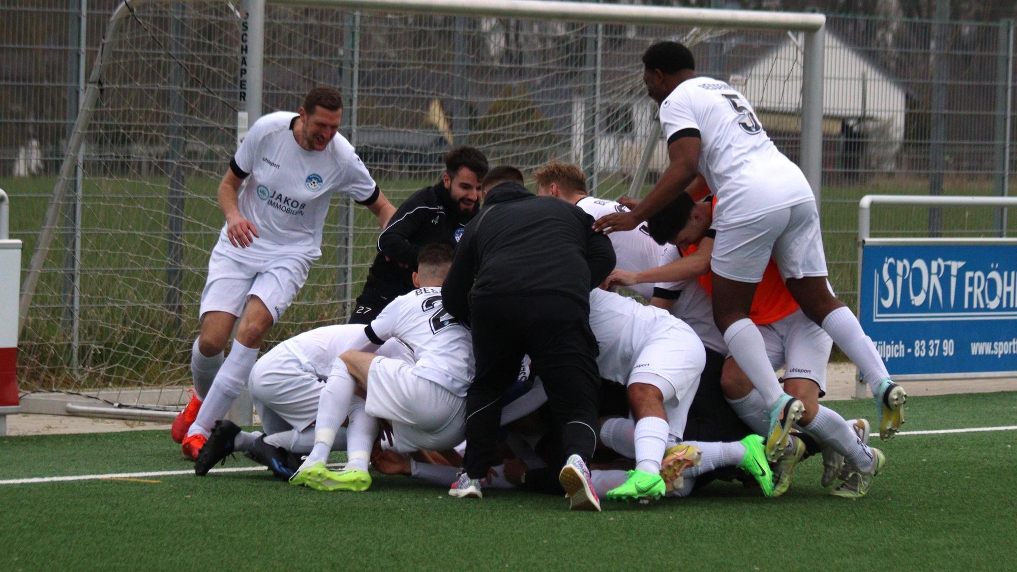 Die Spieler des SV Bessenich begraben Torschützen Nurullah Yasar unter sich
