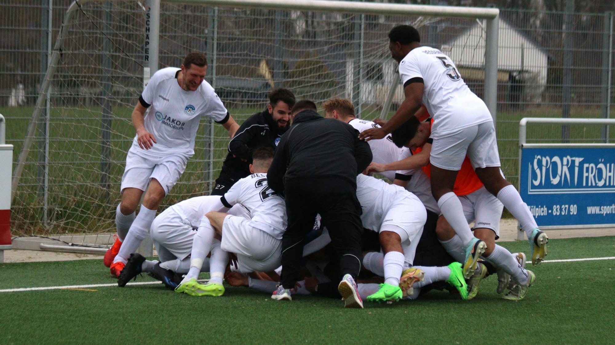 Die Spieler des SV Bessenich begraben Torschützen Nurullah Yasar unter sich