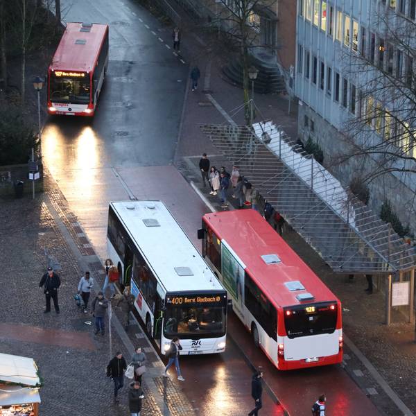 Zwei Linienbusse begegnen sich. Blick aus der Vogelperspektive.