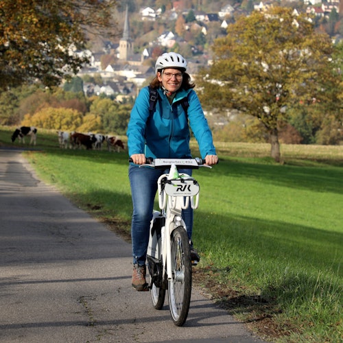 Eine Frau fährt bei Overath einen Berg hinauf.