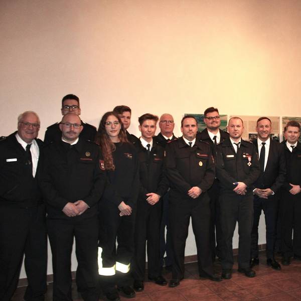 Das Gruppenbild zeigt verdiente Männer und Frauen der Elsdorfer Feuerwehr in ihren Uniformen.