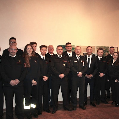 Das Gruppenbild zeigt verdiente Männer und Frauen der Elsdorfer Feuerwehr in ihren Uniformen.