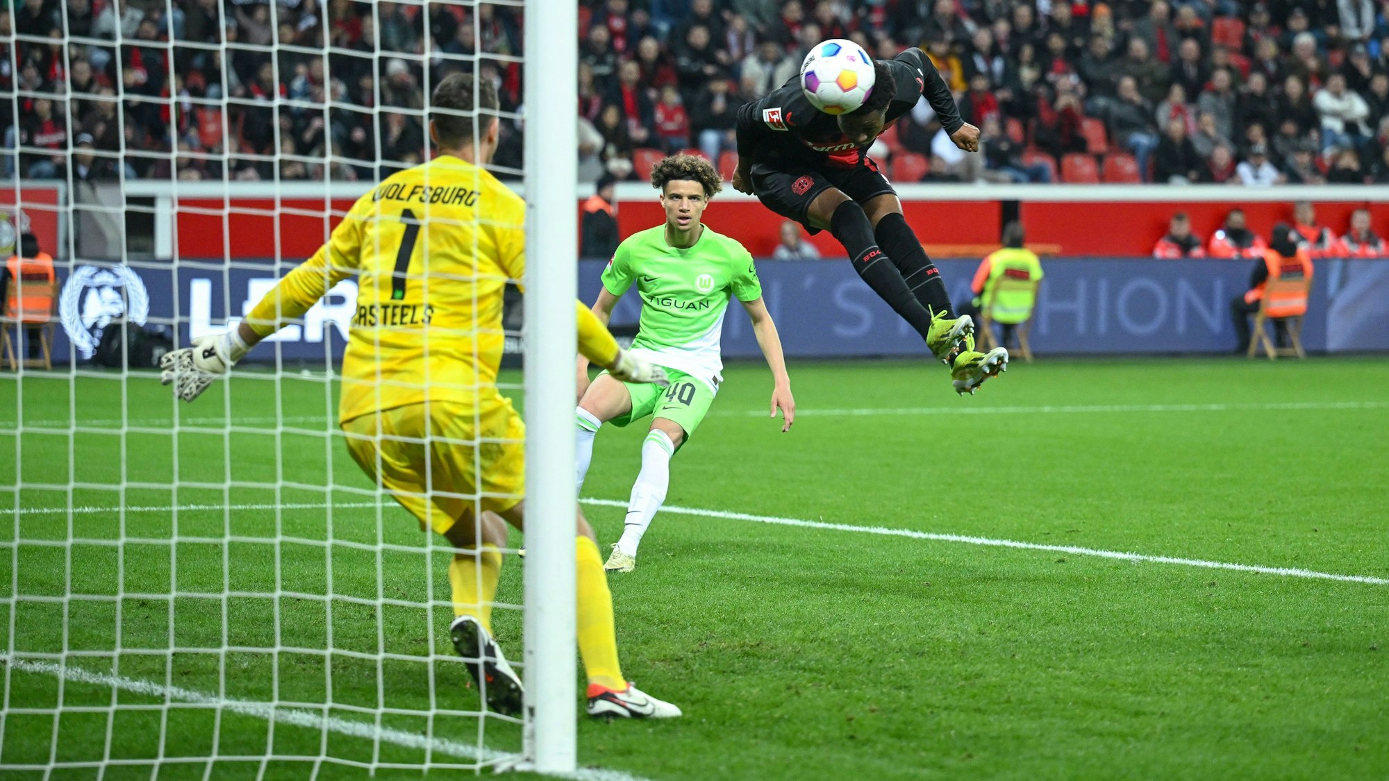 Der Eisbrecher: Nathan Tella erzielt per Kopf das 1:0 für Bayer 04 Leverkusen gegen den VfL Wolfsburg.