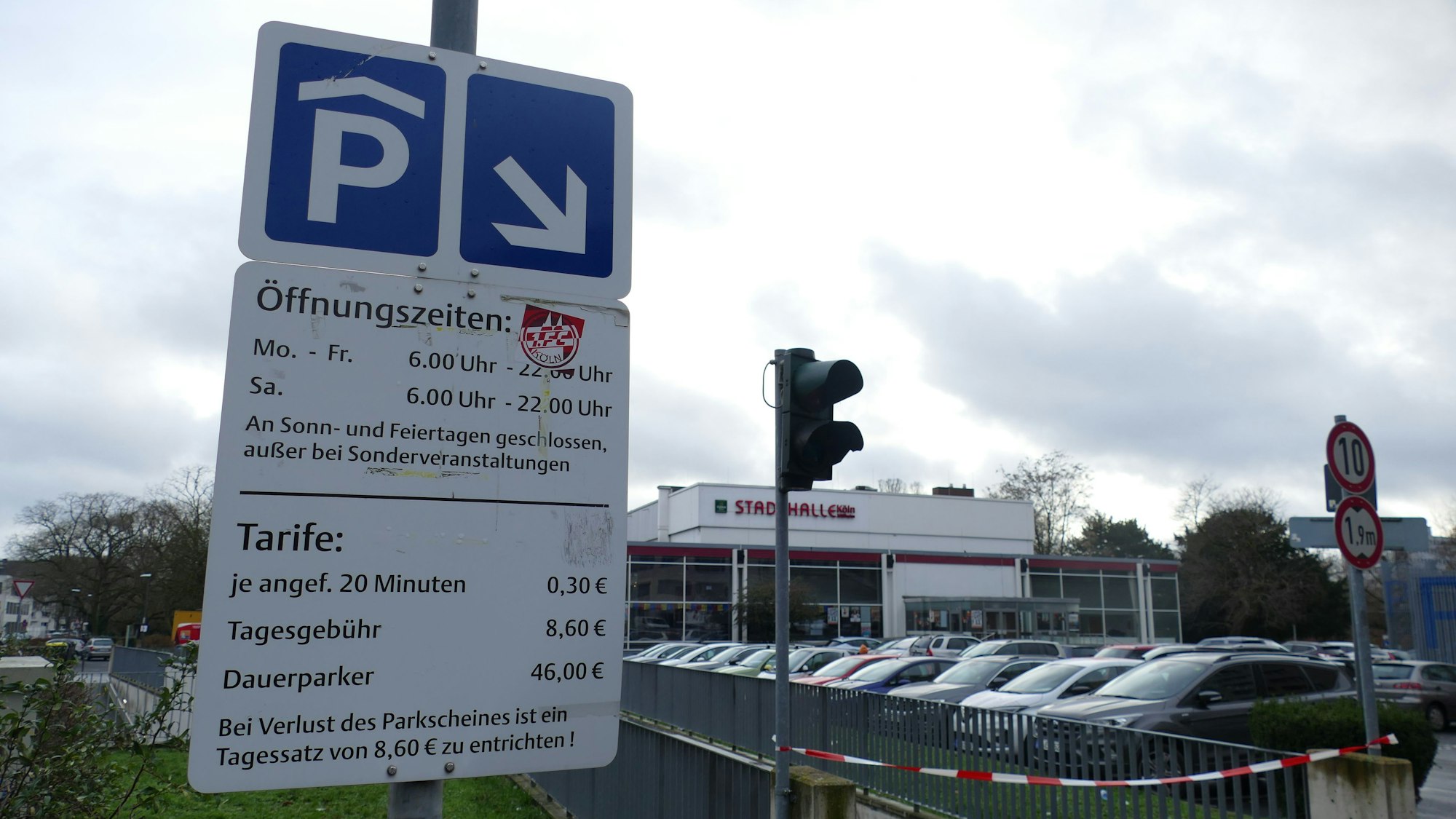 Dieses Schild weist auf die Öffnungszeiten der Tiefgarage hin.