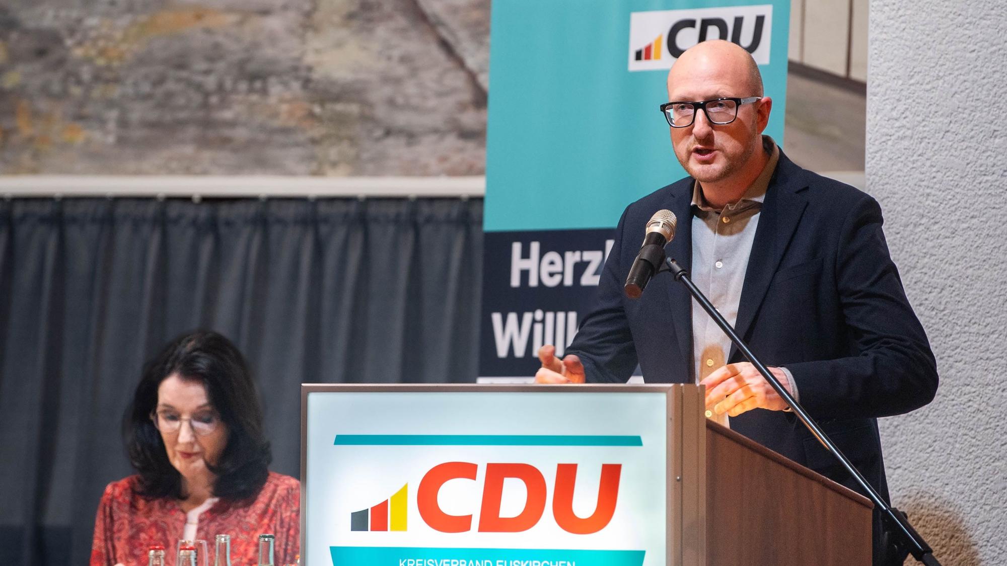 Ingo Pfennings, Chef der Kreis-CDU, steht am Rednerpult beim Kreisparteitag der CDU.