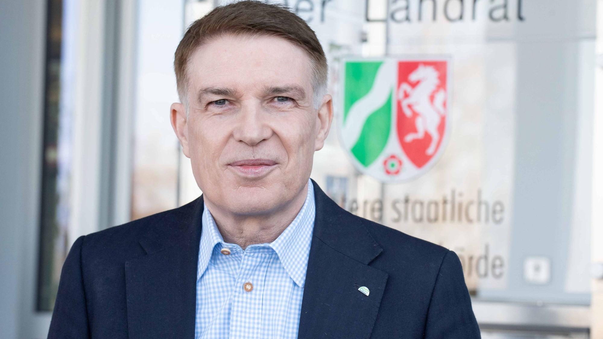 Kreisdirektor wechselt Dr. Erik Werdel steht vor dem Kreishaus in Bergisch Gladbach