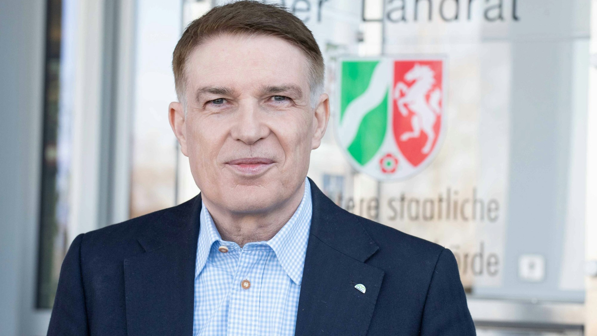 Kreisdirektor wechselt Dr. Erik Werdel steht vor dem Kreishaus in Bergisch Gladbach