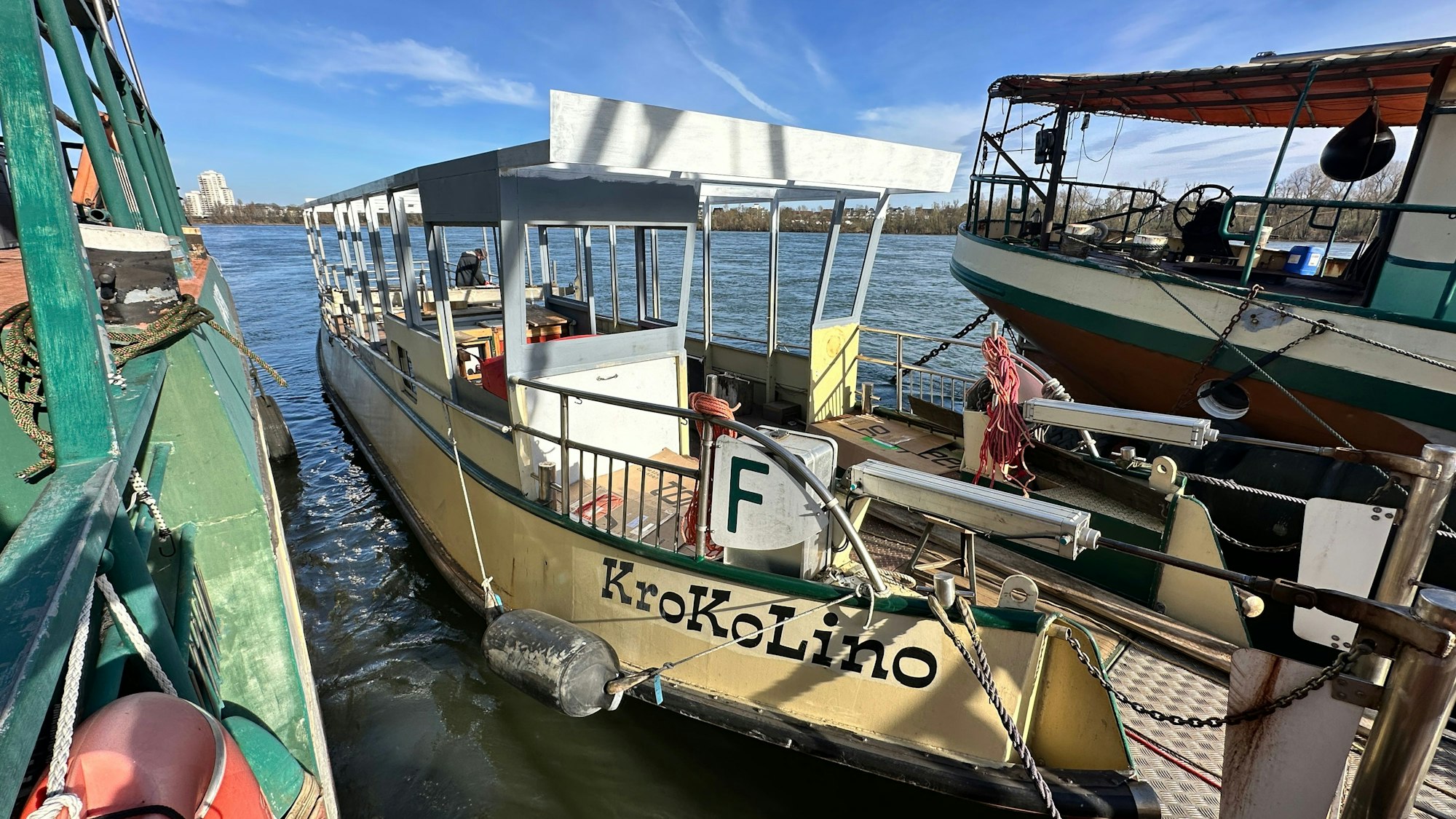 Fähre Krokolino liegt auf dem Rhein.