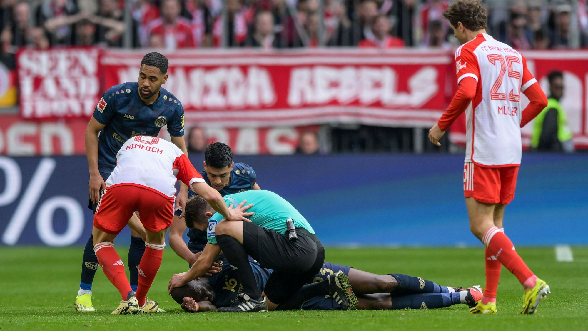 Mainz-Spieler Joshua Guilavogui liegt regungslos am BOden. Schiedsrichter Patrick Ittrich leistet erste Hilfe.