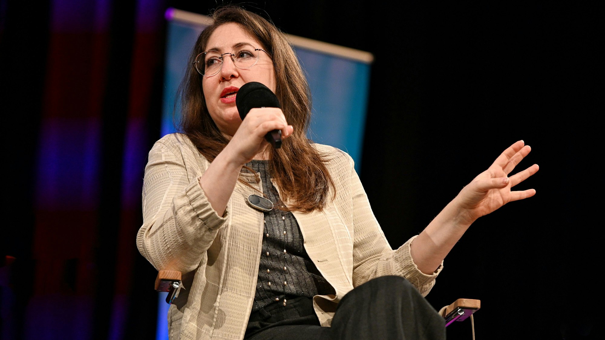Autorin Deborah Feldman sitzt auf einem Stuhl im WDR-Funkhaus