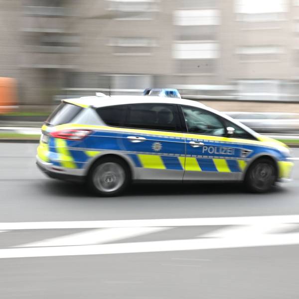 Eine Polizeikontrolle nach einer Geschwindigkeitsüberschreitung. (Symbolfoto)